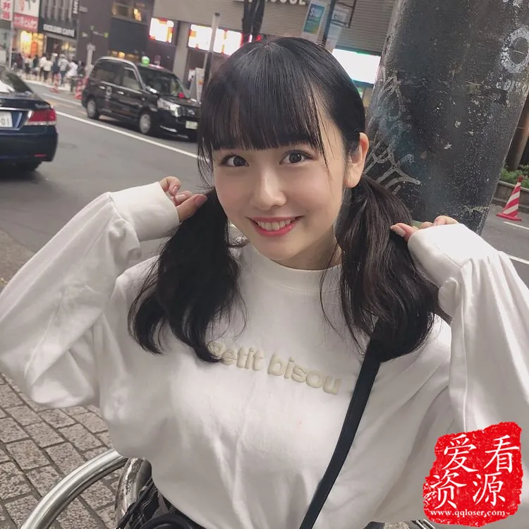 报告老师，您的学生八木ひなた在居酒屋上班，客人都挤爆了！