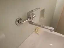 Grifo de cocina montado en la pared, giratorio para lavabo de verduras, mezclador de agua fría y caliente, fregona, grifo de piscina, fregadero, doble agujeros