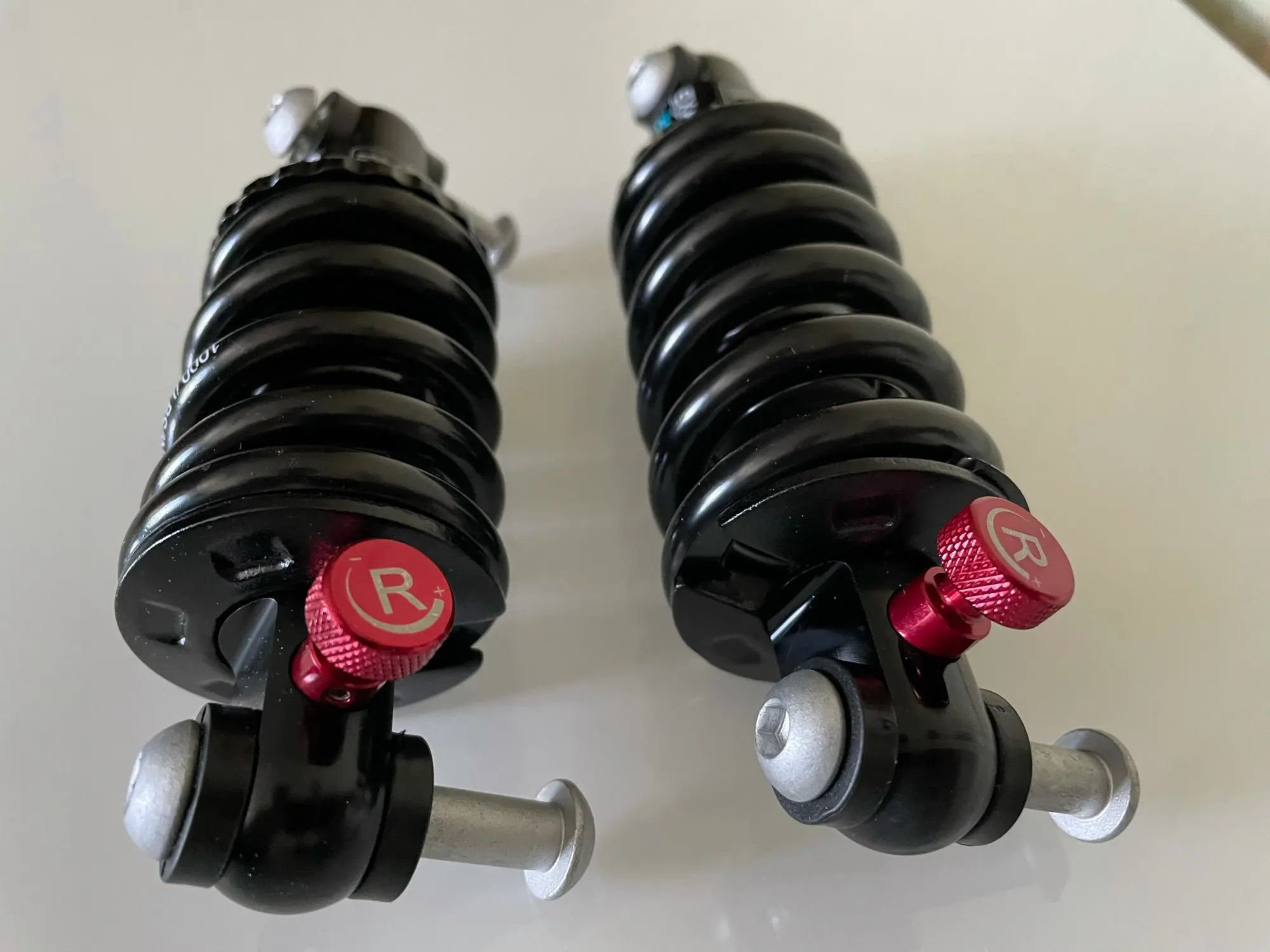 Регулировка заднего амортизатора на мотоцикле. Койловеры от mazda на volvo. Регулируемая подвеска d2 racing. Регулируемая подвеска. Винтовая подвеска вольво 940.