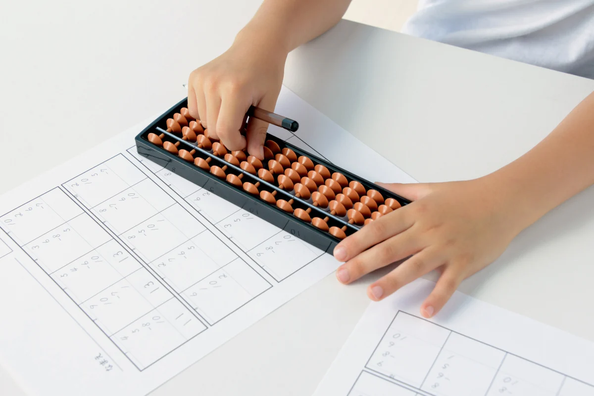 Цифры в уме. Счет в уме. Человек быстро счета. Человек быстро счета. Ментал арифметика абакус.