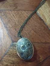 Collar con colgante de flor tallada ovalada a rayas para mujer, medallón Vintage de latón antiguo con apertura, caja de fotos, joyería