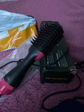 Cepillo que seca y volumiza el pelo de un solo paso, el cepillo produce aire caliente y puede alisar y arizar el pelo