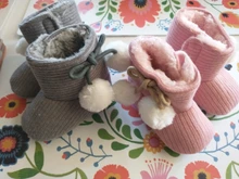Botas de otoño e invierno para bebé, zapatos cálidos para niño y niña, zapatos de moda sólidos de bolas peludas para primeros pasos, zapatos para chico de 0 a 18M, 2019