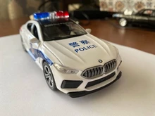 Coche de juguete de aleación fundido a presión M8 para niños, modelo de policía, luz de sonido de simulación, tira trasera de 6 puertas, vehículo de juguete abierto, regalos, 1/32