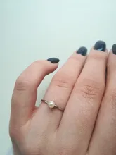 ZHOUYANG-Anillo delicado delgado de estilo minimalista con una mini perla, joyería fina, color amarillo claro dorado
