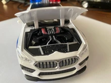 Coche de juguete de aleación fundido a presión M8 para niños, modelo de policía, luz de sonido de simulación, tira trasera de 6 puertas, vehículo de juguete abierto, regalos, 1/32