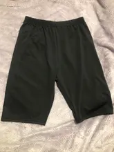 Pantalones cortos elásticos para dama, shorts de chándal, con estiramiento básico en color negro oscuro, estilo veraniego