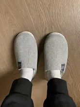 Zapatillas de casa cálidas para hombre y mujer, zapatos de felpa de algodón antideslizantes, suaves, para dormitorio, bonitos deslizantes de piel, para invierno