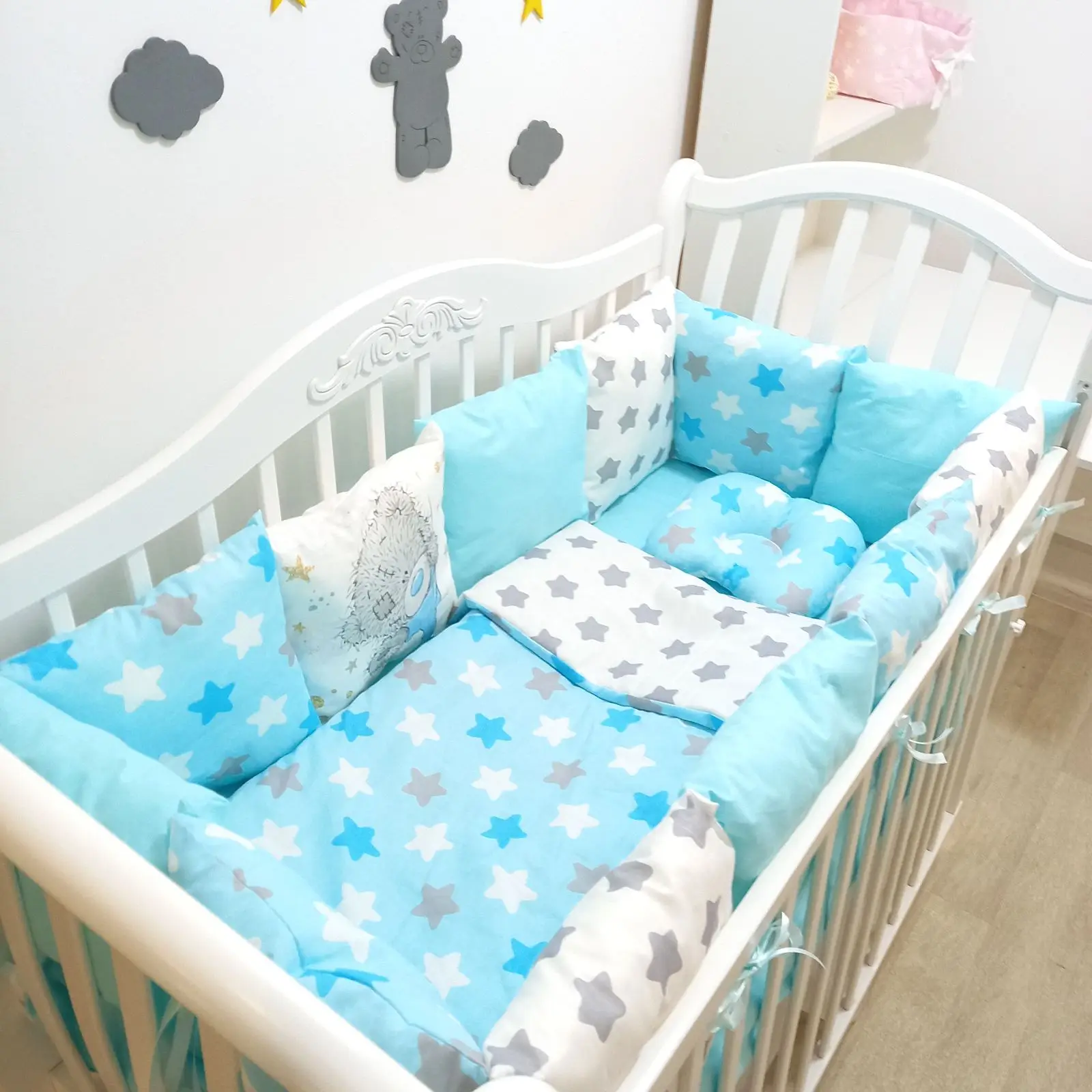 Set the bed, bed sheets, bumpers in the crib mamdis