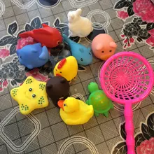 Juguetes flotantes de goma suave para nadar, 10 Uds., animales bonitos de colores, sonido al estrujar, juguetes para bebés