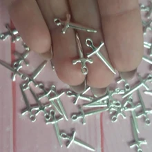 50 Uds Charms espada daga 21x10mm hecho a mano artesanía Fabricación de colgantes fit, color plata tibetana Vintage, DIY para pulsera collar