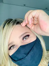 Cepillo que seca y volumiza el pelo de un solo paso, el cepillo produce aire caliente y puede alisar y arizar el pelo