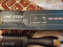 Cepillo que seca y volumiza el pelo de un solo paso, el cepillo produce aire caliente y puede alisar y arizar el pelo