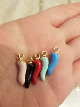 10 unids/lote chile rojo cuerno encanto de la aleación de talismán de accesorios de joyería DIY artesanía suerte fabricación de colgantes Vegetabal flotante 6*15mm