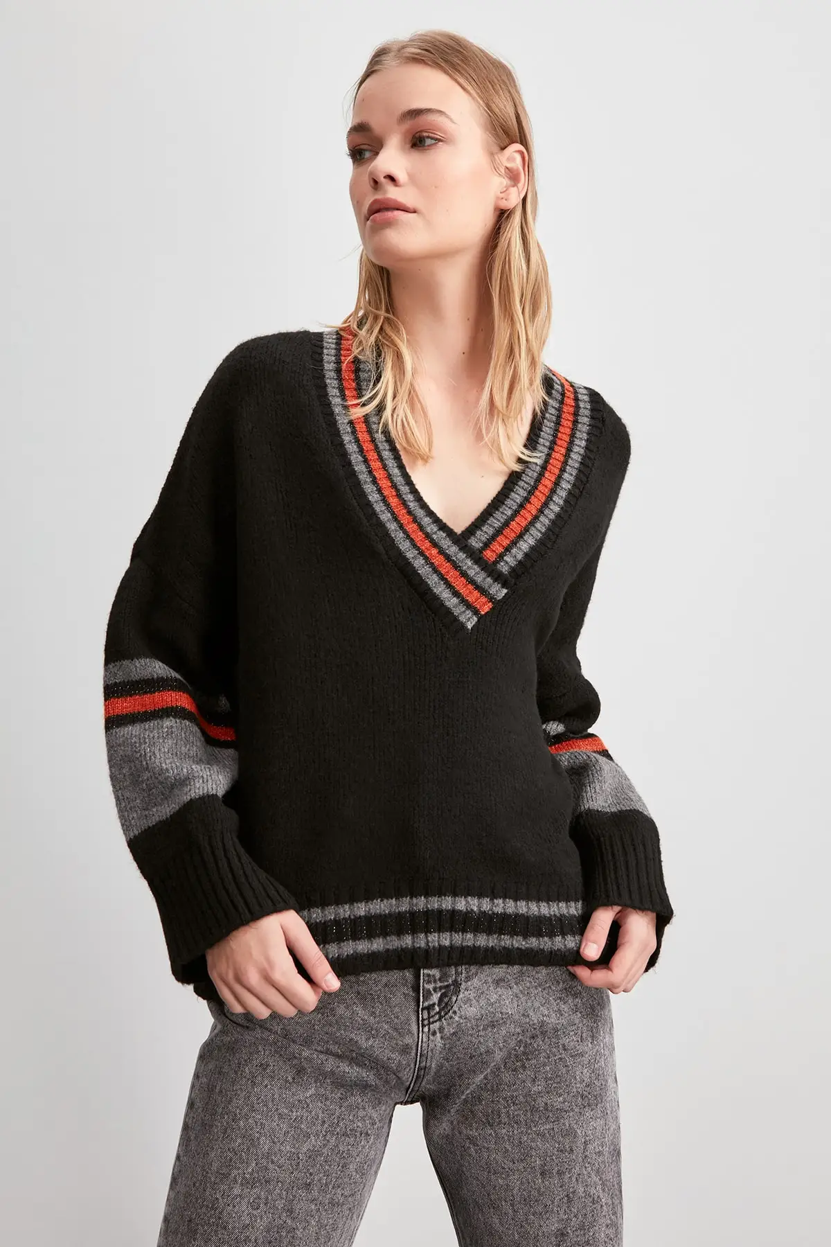 

Trendyol V-Neck Knitwear Sweater TWOAW20KZ0991