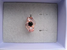 Huitan-Anillo de bruja para mujer, piedra negra única, ajuste giratorio, Diseño de banda, Color oro rosa, anillos de dedo de compromiso para mujer, venta al por mayor