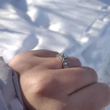 Anillo de compromiso con forma de corona hueca para mujer, sortija con carácter de Reina, con cuentas de cristal Vintage, para boda