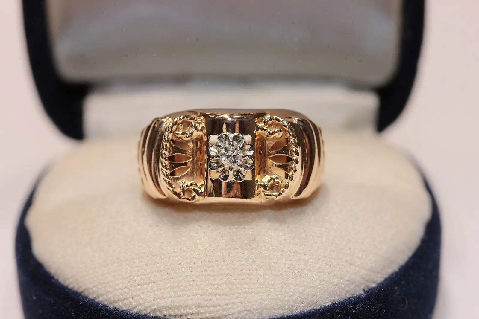 

PERFECT 18K GOLD ORIGINAL VICTORIA TIME NATURAL DIAMOND DECORATED PRETTY RING