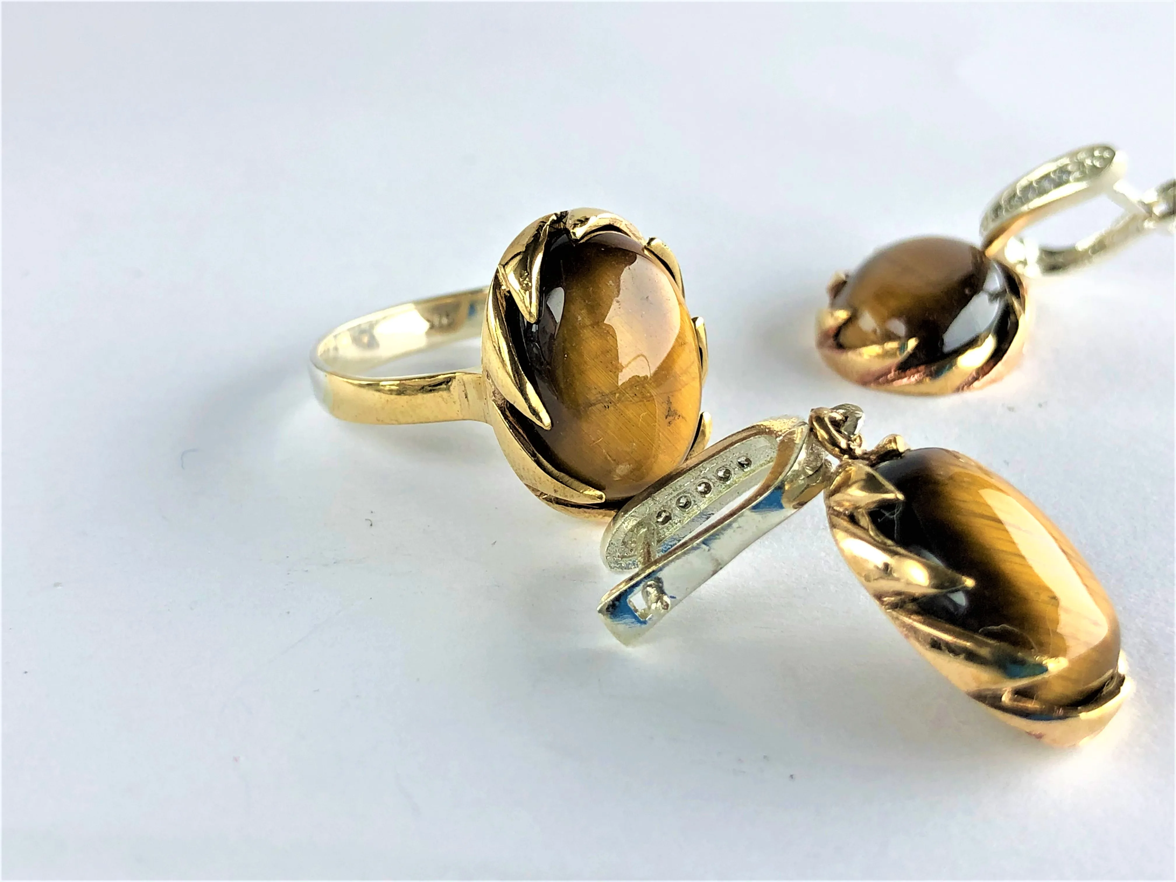 

Elegant stralig silver 925 ring with big brown round stone and gold bezel round pattern