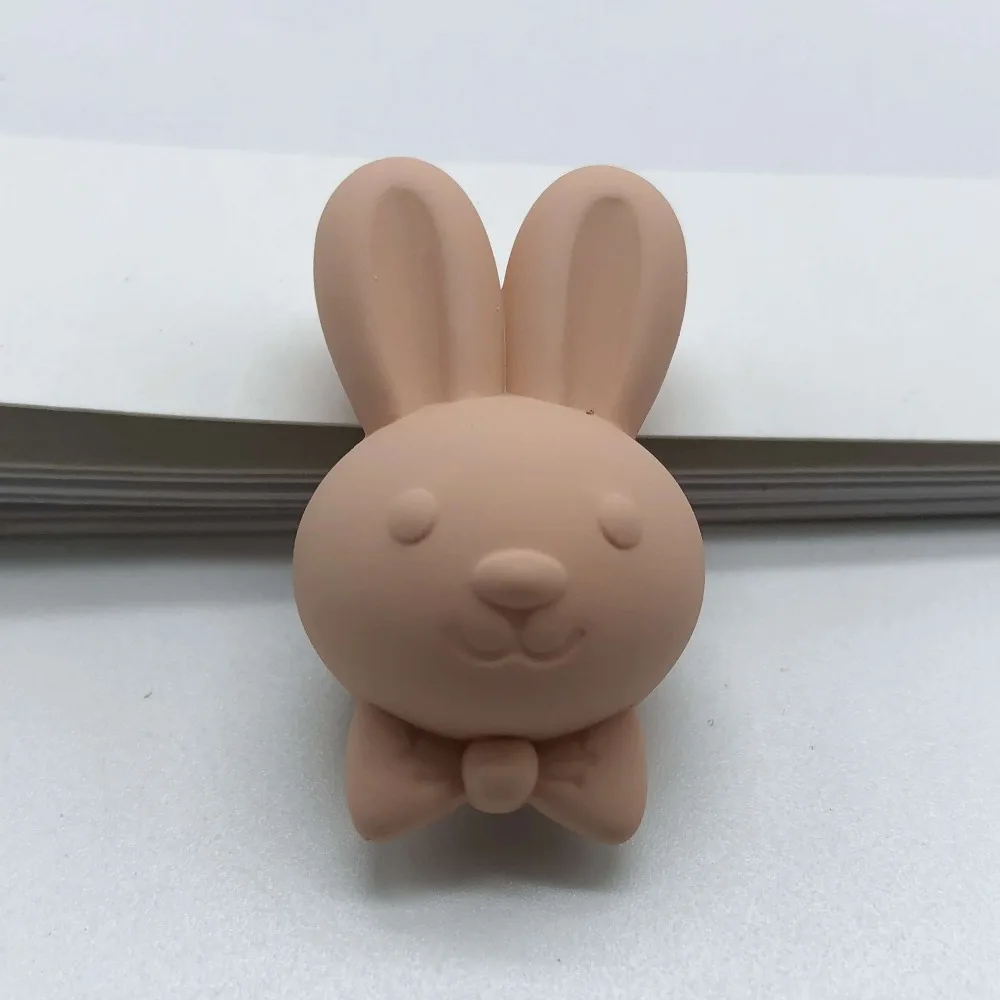 兔子灰黄色