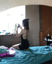 Vestido ajustado de fiesta con espalda al aire, vestido de mujer que estiliza la figura, corto, con tirantes muy finos y escote abierto