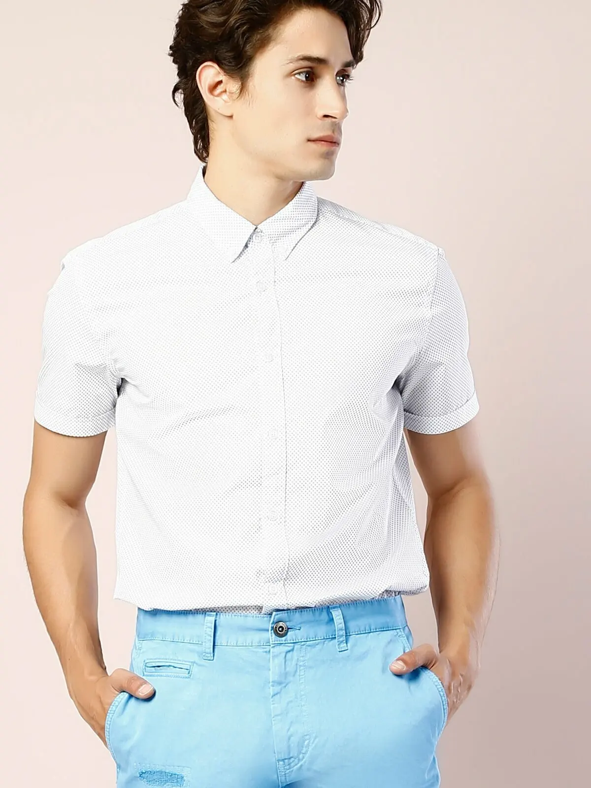 camisa blanca hombre moderna