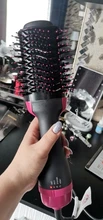 Cepillo que seca y volumiza el pelo de un solo paso, el cepillo produce aire caliente y puede alisar y arizar el pelo