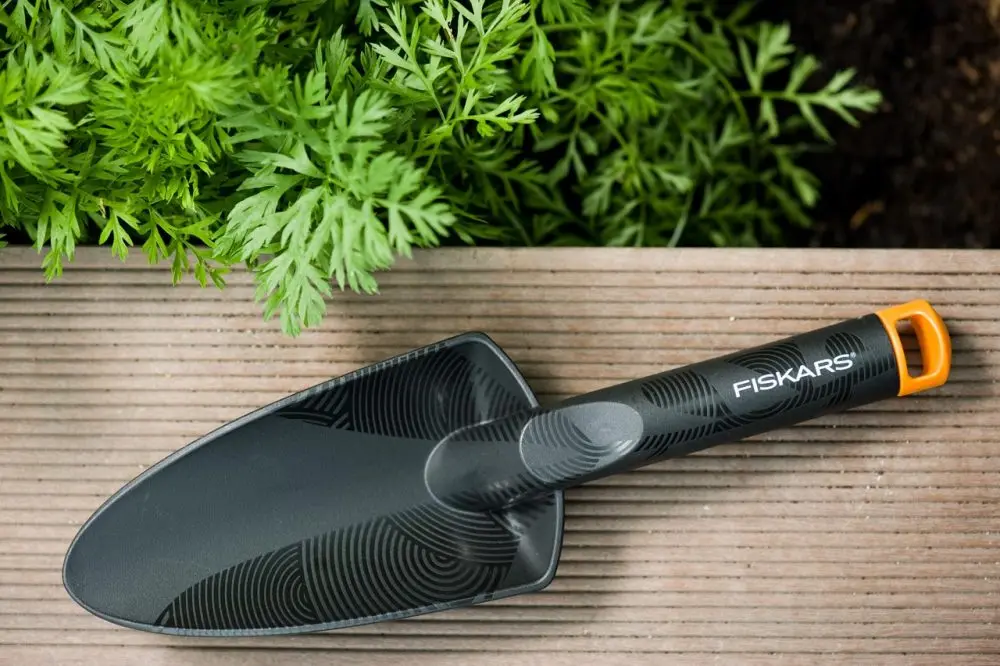 Совок садовый Fiskars Solid