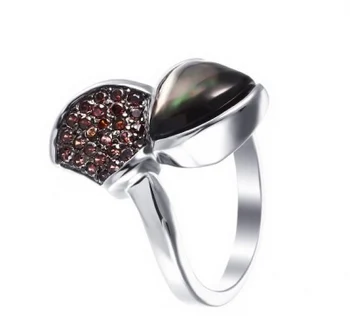 

Jay VI ring with mother of pearl and cubic zirconia