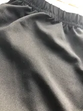 Pantalones cortos elásticos para dama, shorts de chándal, con estiramiento básico en color negro oscuro, estilo veraniego