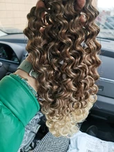 Ídolo de moda Afro rizado pelo sintético resistente al calor, paquetes de pelo de onda profunda extensiones marrón 2 unids/lote 26 pulgadas de la armadura del pelo