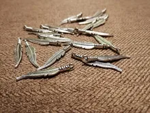 20 unids / lote dijes de plumas colgantes de plumas joyería que hace dijes de plumas para hacer pulseras Color plata antigua