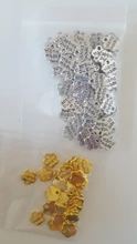 60 uds hallazgos de joyería de moda, etiquetas de metal para joyería, aleación de dos colores 8*8MM Flor de ciruela placa hecha a mano abalorios de letras