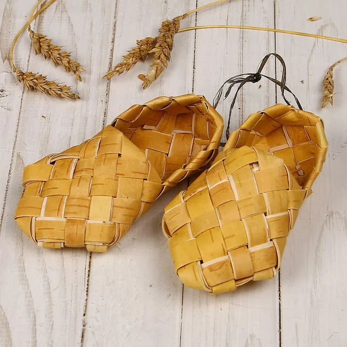 Лапти сувенирные с бантом 6 см. Берестяные лапти. Красные лапти. Парк отель прислон киров. Берестер.