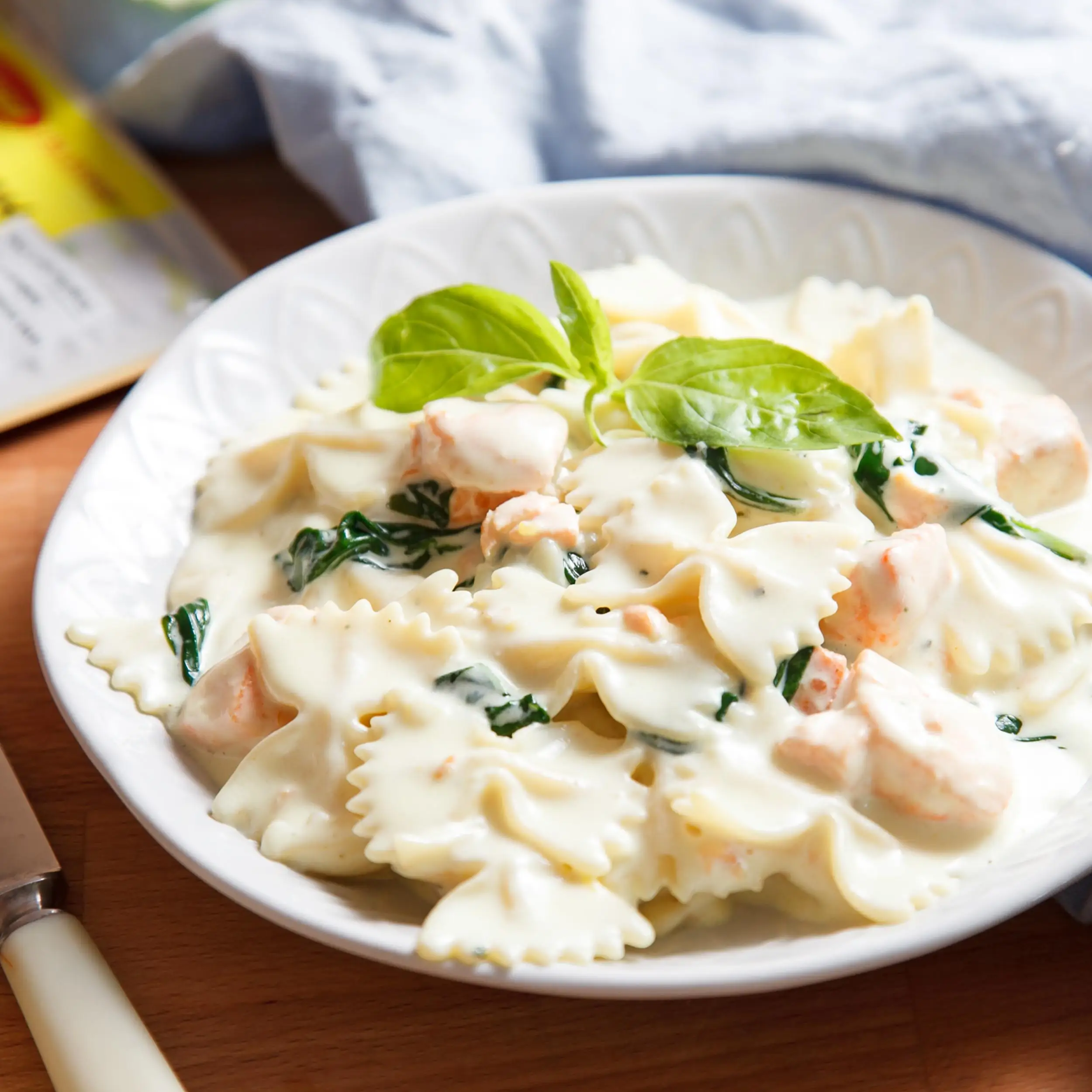 карбонара это. сливочная паста. макароны со сливочным соусом и сыром. паста карбонара с беконом и сливками. макароны со сливочным соусом и сыром.