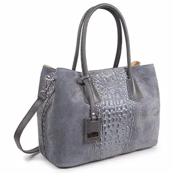 

Bag woman leather suede engraved coconut effect. It includes leather shoulder strap for Colgar.37x25x14 cm. Made in Italy. Gray Color