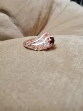 Huitan-Anillo de bruja para mujer, piedra negra única, ajuste giratorio, Diseño de banda, Color oro rosa, anillos de dedo de compromiso para mujer, venta al por mayor