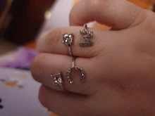 Anillo con 26 letras iniciales para mujer, mosaico de diamantes de imitación brillantes, apertura a la moda, joya para mujer, abalorio, regalo de joyería, 1 ud.