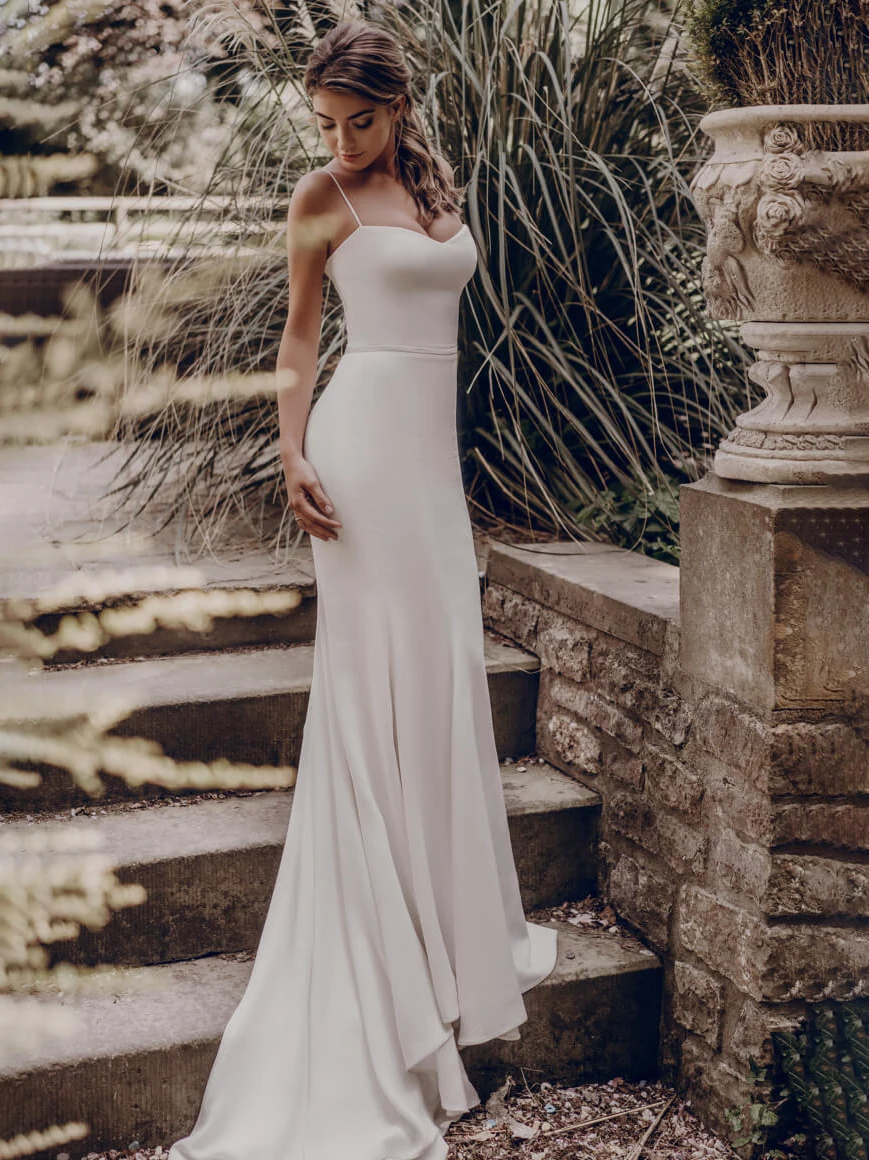 Простое атласное свадебное платье-Русалка на тонких бретелях с открытой спиной