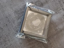 Estuche de exhibición flotante de plástico suspendido, caja de soporte de 7x7x2cm, para pendientes, monedas, gemas, anillo, almacenamiento de joyas, membrana de Mascota, color blanco y negro
