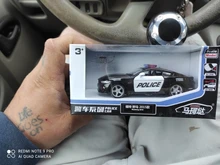 Coche de policía de aleación fundida para niños, modelo Challenger de 2 puertas abiertas con función de tracción trasera, coches deportivos de Metal, juguetes para niños, 1/36