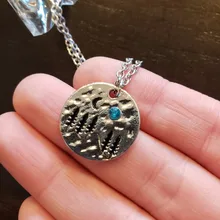 Collar de plata de Color plateado con dije en forma de montaña, colgante de cadena con dije de luz de luna para mujer, collar llamativo, joyería de fiesta