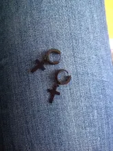 Alisouy-pendientes de acero inoxidable estilo Punk para hombre y mujer, aretes con hebilla en la oreja, piercing tipo cruz Huggie, 1 par