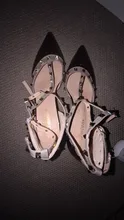 Sandalias de charol puntiagudas para mujer, zapatos con hebilla de remache grueso con tacón, salvaje delgada, verano 2021