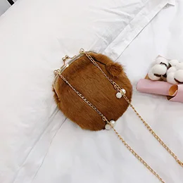 women bag brown Искусственный мех кролика рюкзак мода замок поцелуй сумка женщины с участием жемчужный цепной ремень белый коричневый черный мини мешок женщина - Цвет: women bag brown