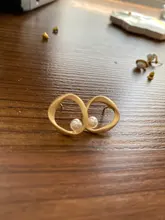 Pendientes pequeños de perlas atmosférica para mujer, joyería sencilla con personalidad suave de joker, aretes geométricos delicados