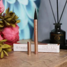 O.TWO.O negro líquido delineador de ojos de Super resistente al agua duradera de trazador de líneas del ojo fácil de usar maquillaje de ojos cosméticos herramientas