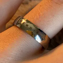 De moda de joyas de alto pulido grabar Nombre Fecha logotipo anillo de acero inoxidable al por mayor de boda anillos de marca para los hombres las mujeres