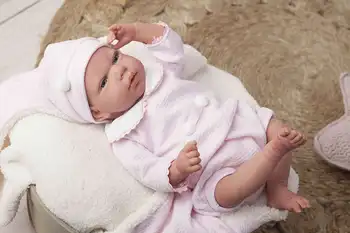 

BEBE REBORN 98056 RAQUEL DE ARIAS. Set in PASTEL pink and matching beanie. IT MEASURES 40CM. Includes pacifier and blanket