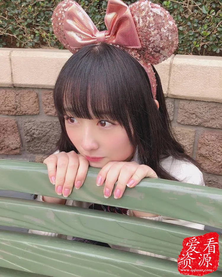 报告老师，您的学生八木ひなた在居酒屋上班，客人都挤爆了！